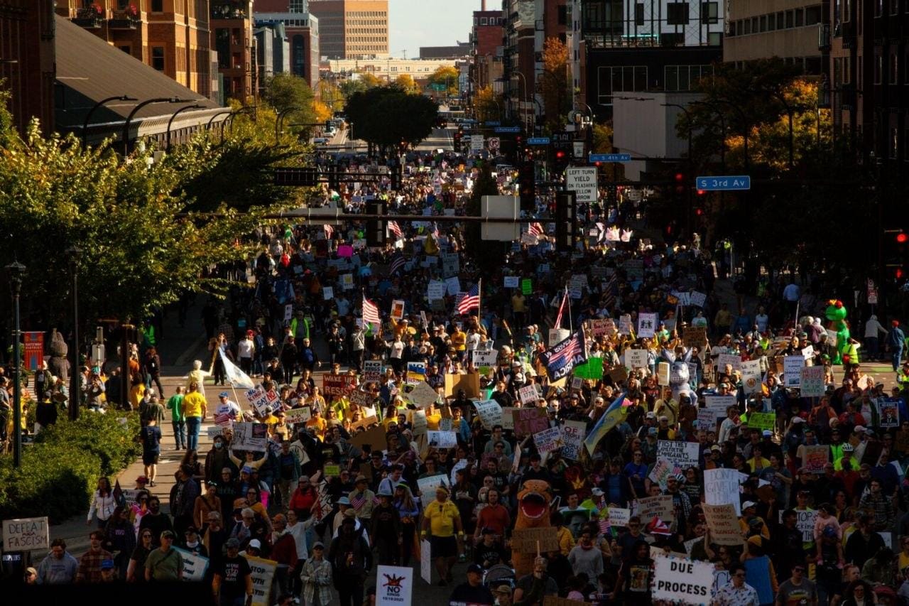 Без короля в голове: репортаж о многомиллионных, но разобщенных протестах против Трампа